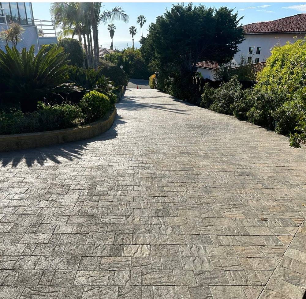 Curved estate paver driveway